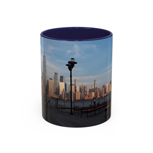 Taza de cerámica bicolor de 11 oz, estampada con una imagen de alta resolución de una vista de la ciudad de Nueva York.