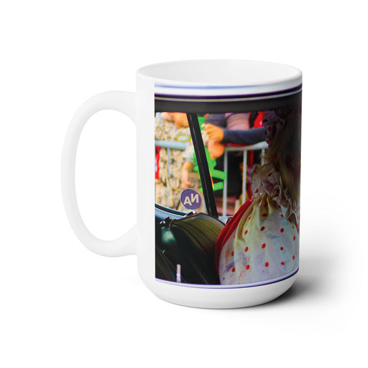 Elegante taza de café de cerámica de 15 oz estampada con un simpático conductor payaso.