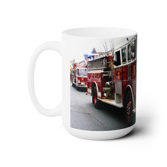 Elegante taza de cerámica de 15 oz con una hermosa imagen de un camión de bomberos.