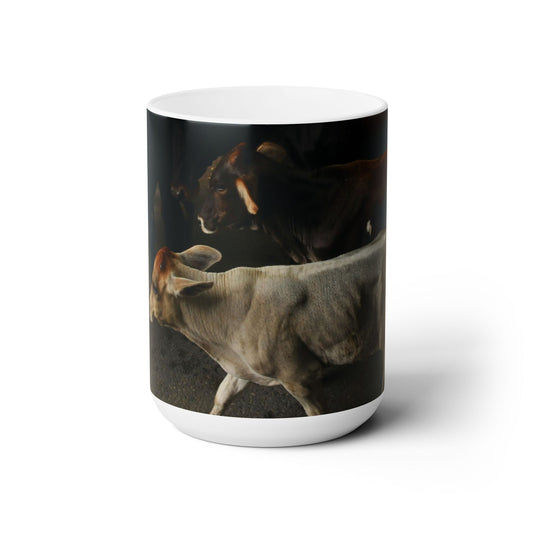 Elegante taza de café de cerámica de 15 oz con una hermosa imagen de ganado impresa.