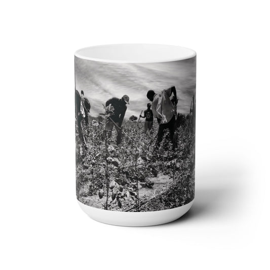 Elegante taza de café de cerámica de 15 oz con una hermosa imagen de agricultores trabajando.