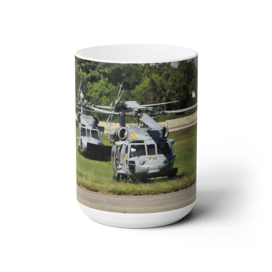 Elegante taza de café de cerámica de 15 oz con la hermosa imagen impresa de un helicóptero UH-60 Black Hawk en tierra.