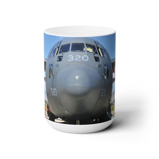Elegante taza de cerámica de 15 oz con la impresión de un avión de carga Hércules C-130.