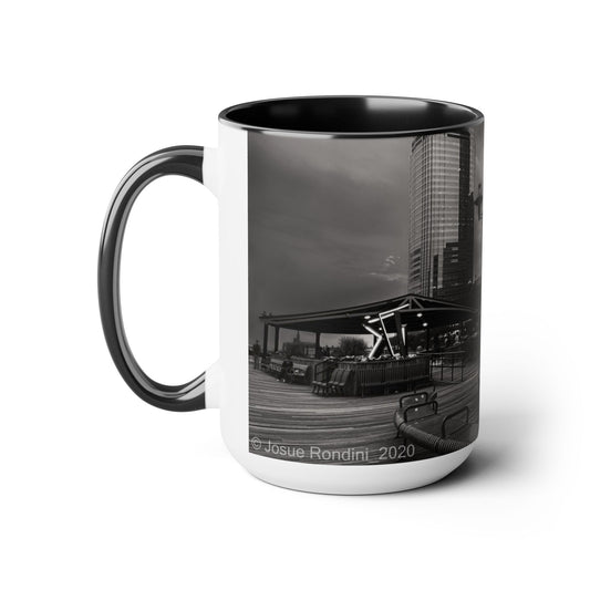 Taza de cerámica bicolor de 15 oz, estampada con un hermoso paisaje urbano en alta resolución.