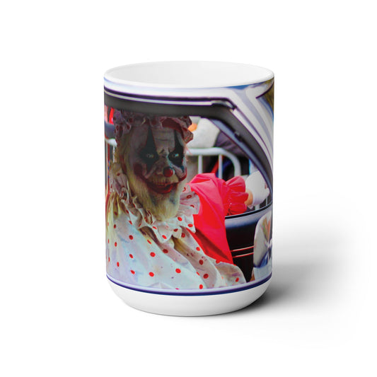 Elegante taza de café de cerámica de 15 oz estampada con un simpático conductor payaso.