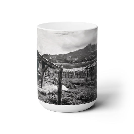 Elegante taza de cerámica de 15 oz estampada con un magnífico paisaje natural campestre.