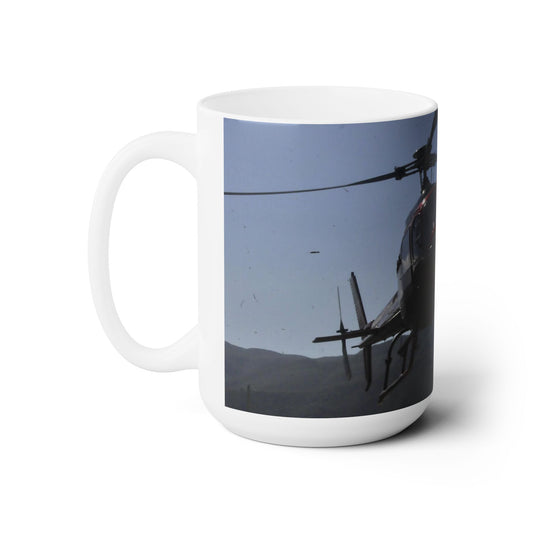 Elegante taza de café de cerámica de 15 oz impresa con una hermosa imagen de un helicóptero aterrizando.