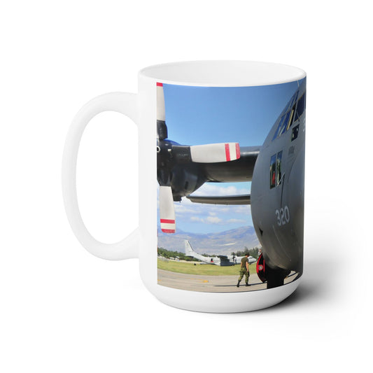 Elegante taza de cerámica de 15 oz con la impresión de un avión de carga Hércules C-130.