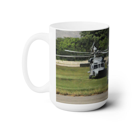 Elegante taza de café de cerámica de 15 oz con la hermosa imagen impresa de un helicóptero UH-60 Black Hawk en tierra.