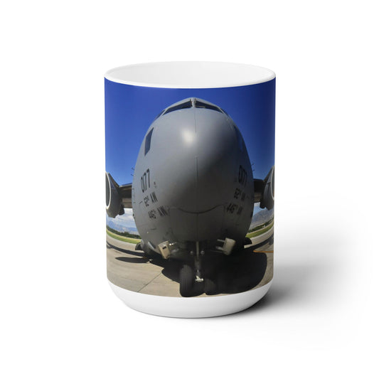 Elegante taza de café de cerámica de 15 oz con una hermosa imagen de un avión de carga C-5 Galaxy.
