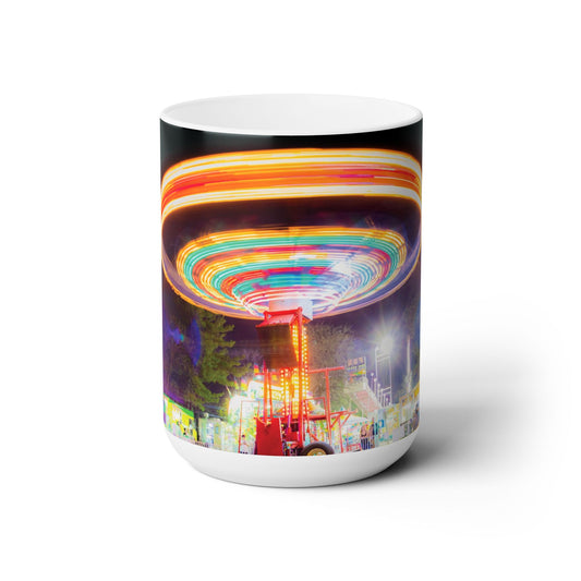 Elegante taza de café de cerámica de 15 oz impresa con una hermosa imagen de una feria urbana.