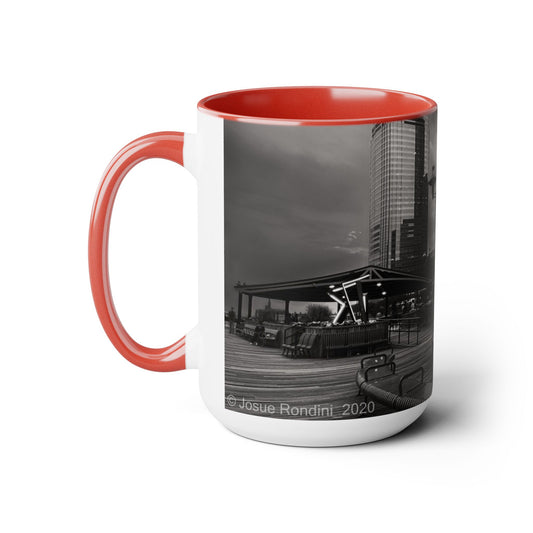 Taza de cerámica bicolor de 15 oz, estampada con un hermoso paisaje urbano en alta resolución.