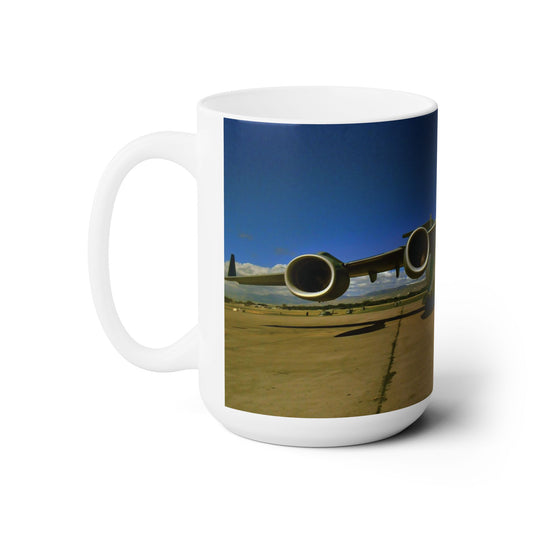 Elegante taza de café de cerámica de 15 oz impresa con una hermosa imagen de un avión de carga C-5 Galaxy.