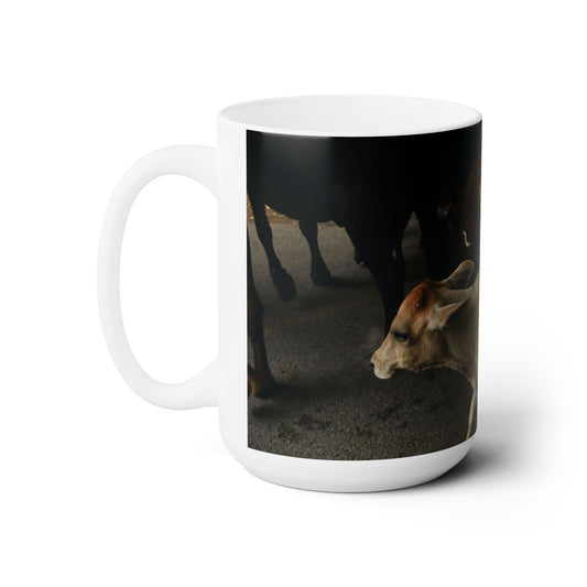 Elegante taza de café de cerámica de 15 oz con una hermosa imagen de ganado impresa.