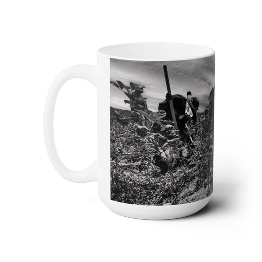 Elegante taza de café de cerámica de 15 oz con una hermosa imagen de agricultores trabajando.